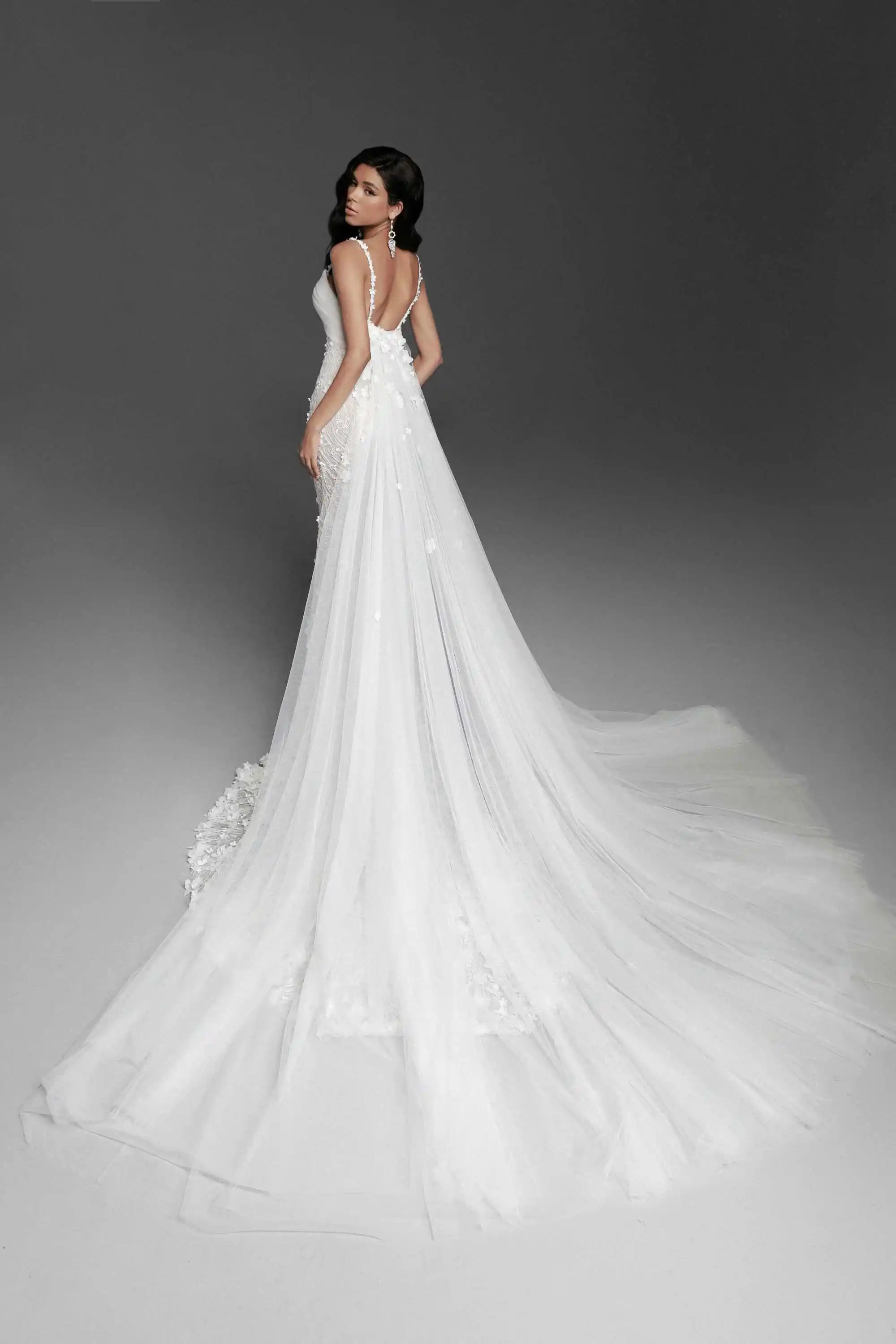 ชุดแต่งงานทรงเมอร์เมดสุดหรู ประดับดอกไม้เต็มตัว ชุดเจ้าสาวยาวกรอมพื้น  สามารถสั่งตัดได้