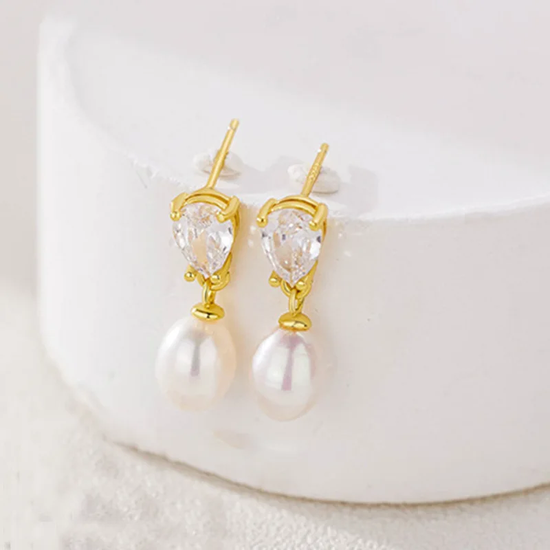 Freshwater rice beads 6-7mm teardrop pearl earrings set with pear-shaped cubic zirconia Simple sweet women daily accessories