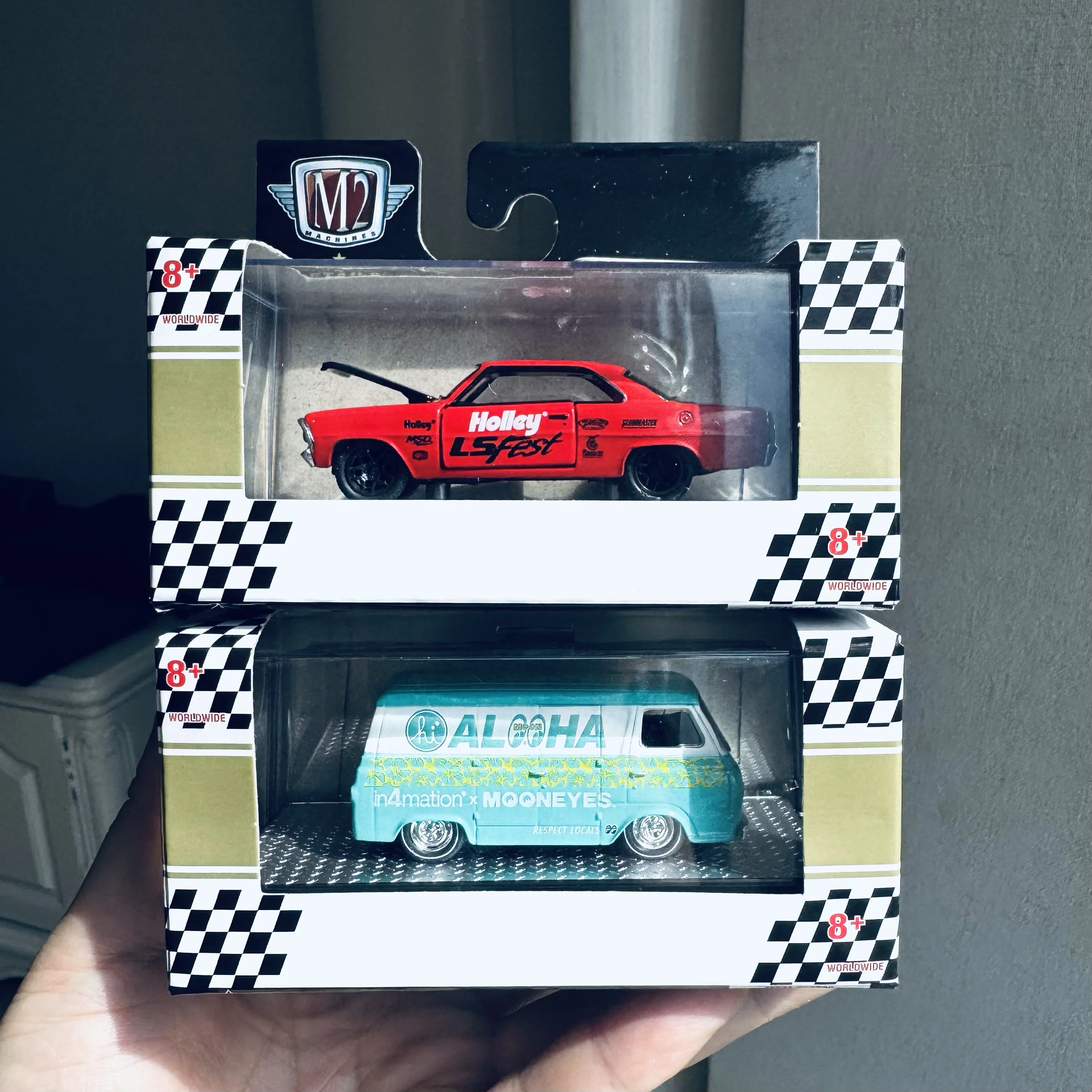 

M2 alloy car model, red vintage car with doors that can open, blue retro bus Advanced Car Model Collectibles
