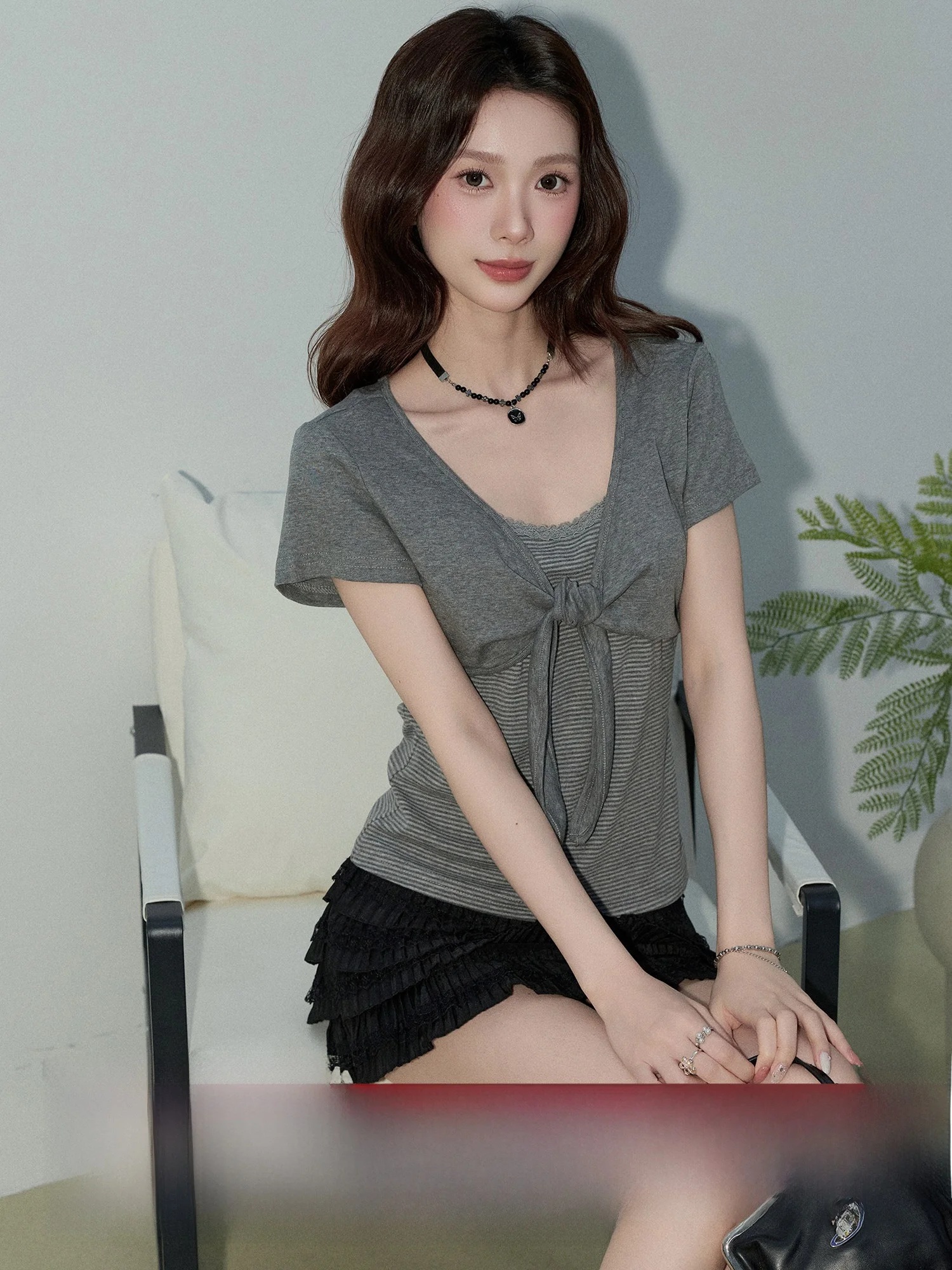 

Серая женская футболка с V-образным вырезом и коротким рукавом, летняя новинка, с завязками, укороченный топ, повседневный стиль, универсальный крой, стройнящий эффект