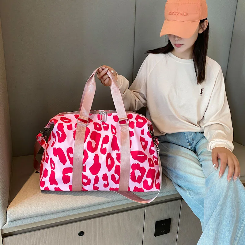 Bolsa de viaje con estampado de leopardo rosa para mujer, húmeda y seca bolso cruzado de separación, bolsa de traje de yoga y fitness de gran capacidad