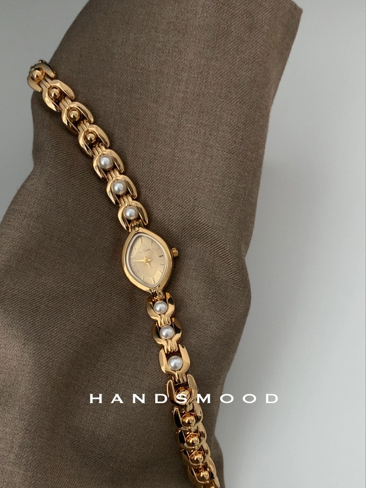 Retro-Style Exquisite And Fashionable Marquise-Shaped Dial Pearl-Embellished Quartz Watch For Women Exuding Understated Luxury.