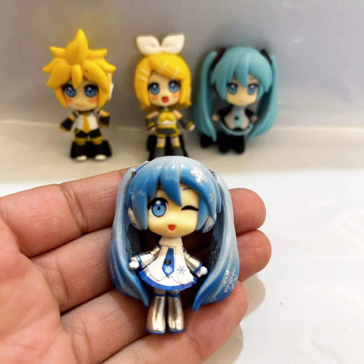 1pcs Random style 5CM Anime Hatsune Miku Kagamine Rin Len kawaii figure Collect model toys doll ornaments Gifts