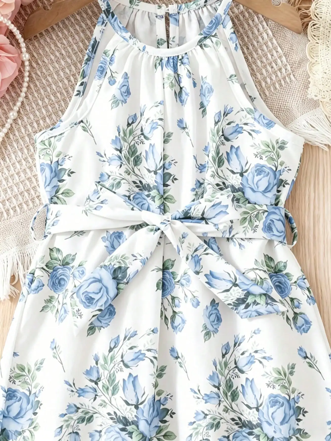 Mädchenkleid mit Blumenmuster, lässig, bequem, mit Rundhalsausschnitt, ärmellos, mit Taillenbund zum Binden, mittellanger Rock für Kinder. – Detail 11