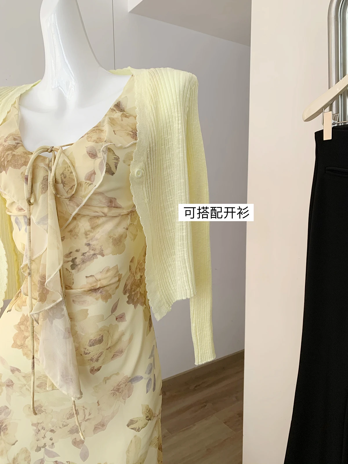 2025 フレンチスタイルの女性の黄色の花柄ドレス - フリル付きスリムフィットカットマキシドレス女性用休暇サンドレス