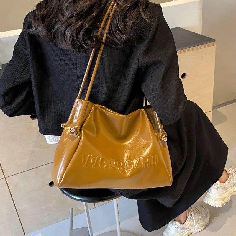 High Quality Exquisite Cloud Underarm Bag For Women 2024 New Large Capacity Fashion Commuter Bag Single Shoulder Tote Bag