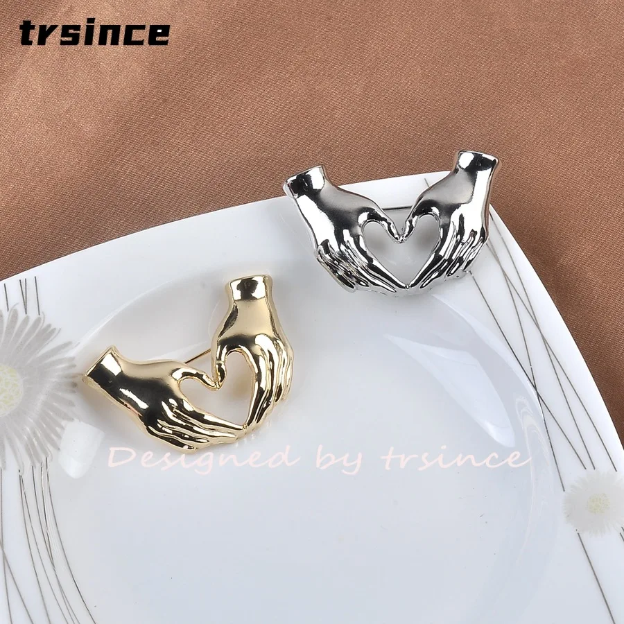 Vintage Hands Make Heart Brooch Creative Love Hand Gesture Pin Minimalist Alloy Brooches Suit Coat Accessories Valentine Gift