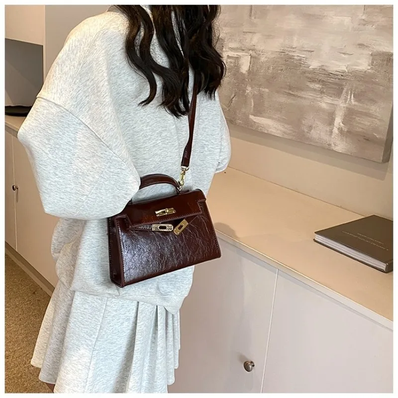 

Women Flight Ready Crossbody Bag Liquid Pocket Design For Airport Security And hassle-Free Boarding