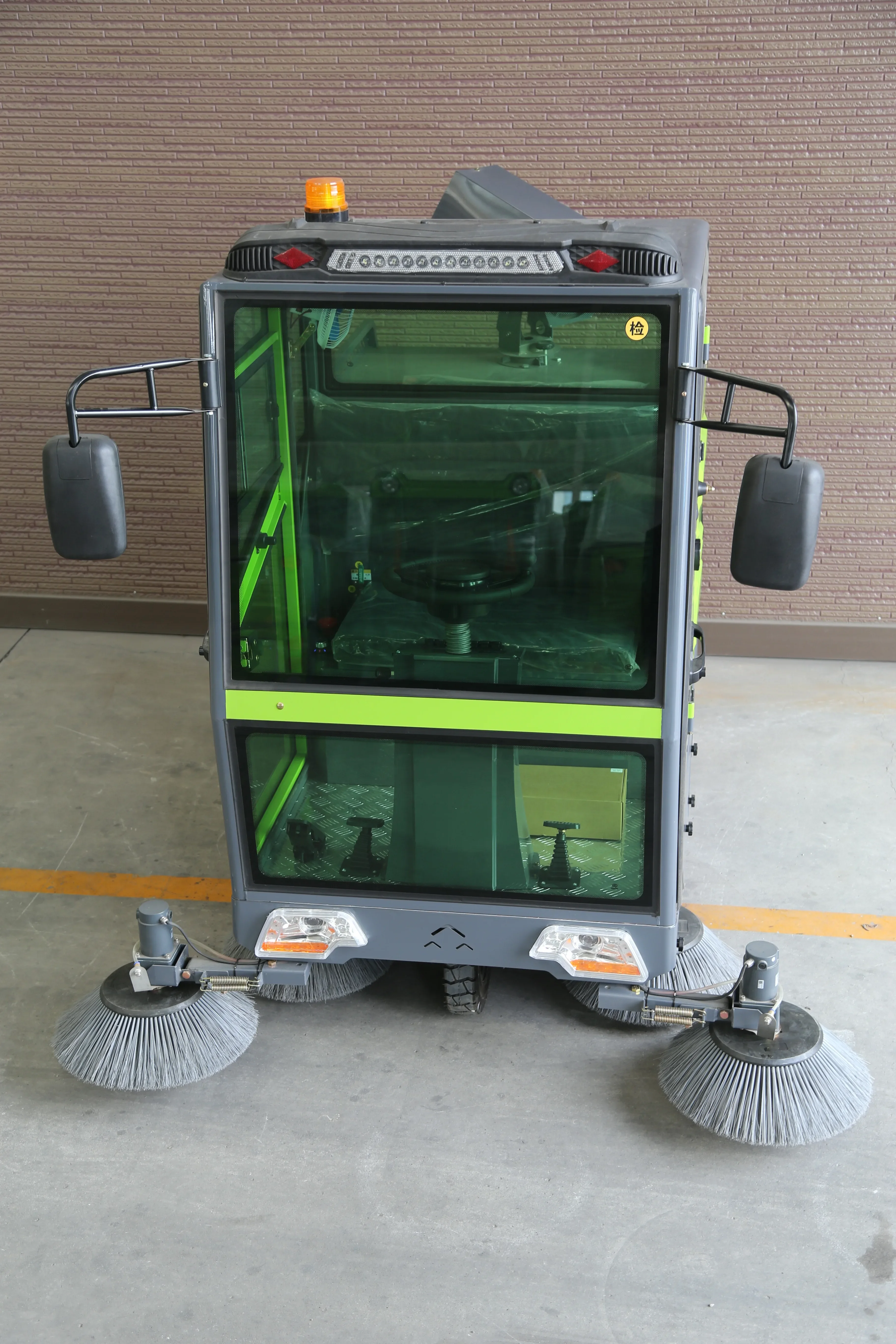 Small Electric Road And Lawn Sweeper Machine For Cleaning Floors For Factories And Workshops