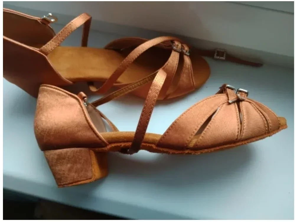 รองเท้าเต้นรำแบบละตินสำหรับผู้หญิง รองเท้าเต้นรำแบบส้นเตี้ยพื้นนุ่มสำหรับเด็กผู้หญิงและผู้ใหญ่ ทนทานต่อการสึกหรอ เหมาะสำหรับการแข่งขันเต้นรำ