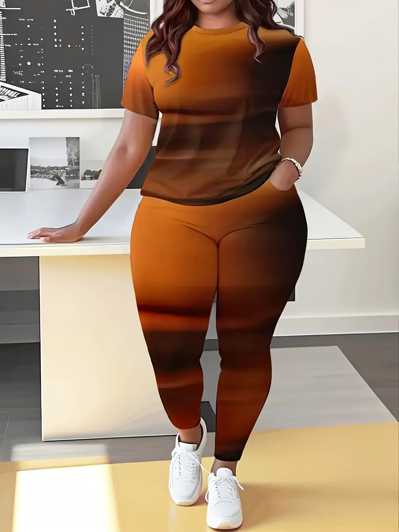 

Женский повседневный комплект из двух предметов больших размеров на весну и лето, включая топ с короткими рукавами и брюки с круглым вырезом.