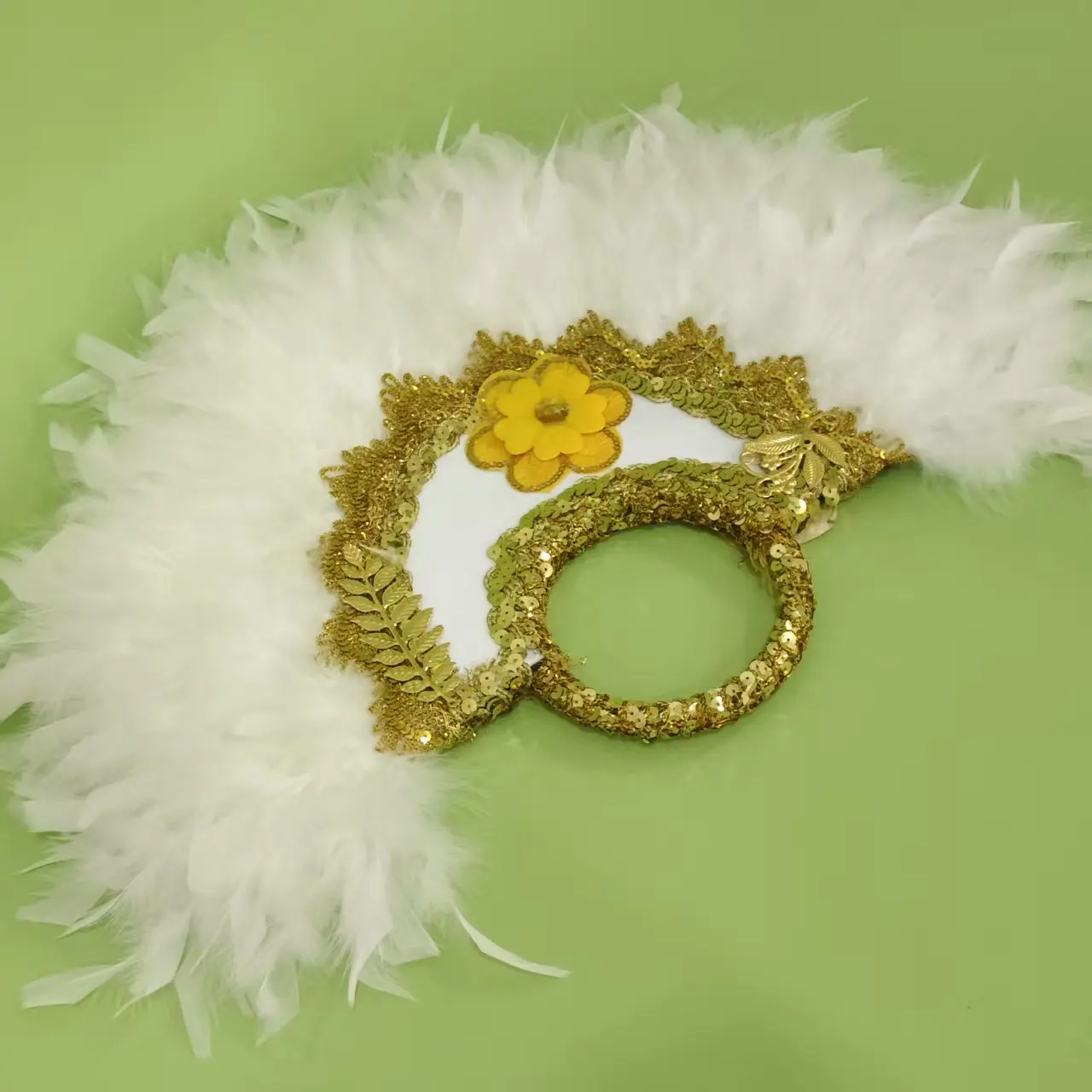 مروحة زفاف على الطراز الغربي مع دانتيل أبيض وذهبي، يجب حملها بواسطة العروس ووصيفات العروس خلال حفل الزفاف.