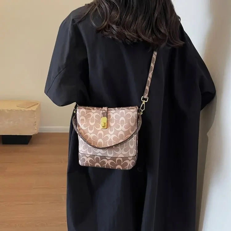 

2025 High-End Bucket Tote Bag Lock Print Luxury Shoulder Purse Women's Fashion Spacious Handbag Designer Waterproof Work Bag