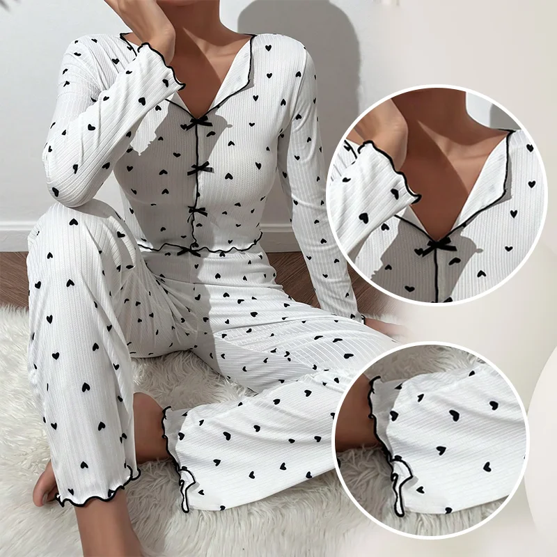 طقم بيجامة نسائي برقبة على شكل حرف V مع أكمام طويلة مطبوعة على شكل قلب مع بنطال طويل ومزين بالخس طقم بيجامة نسائي