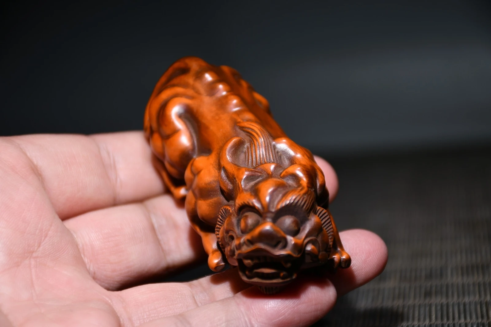 

Китай Самшит Ручная гравировка животного Pixiu Kylin Единорог Статуя зверя