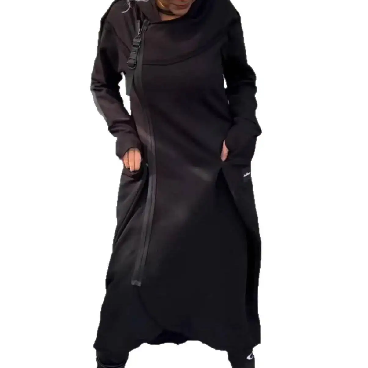 سترة طويلة غير منتظمة للنساء لخريف وشتاء 2025 بلون سادة وجيب بسحاب