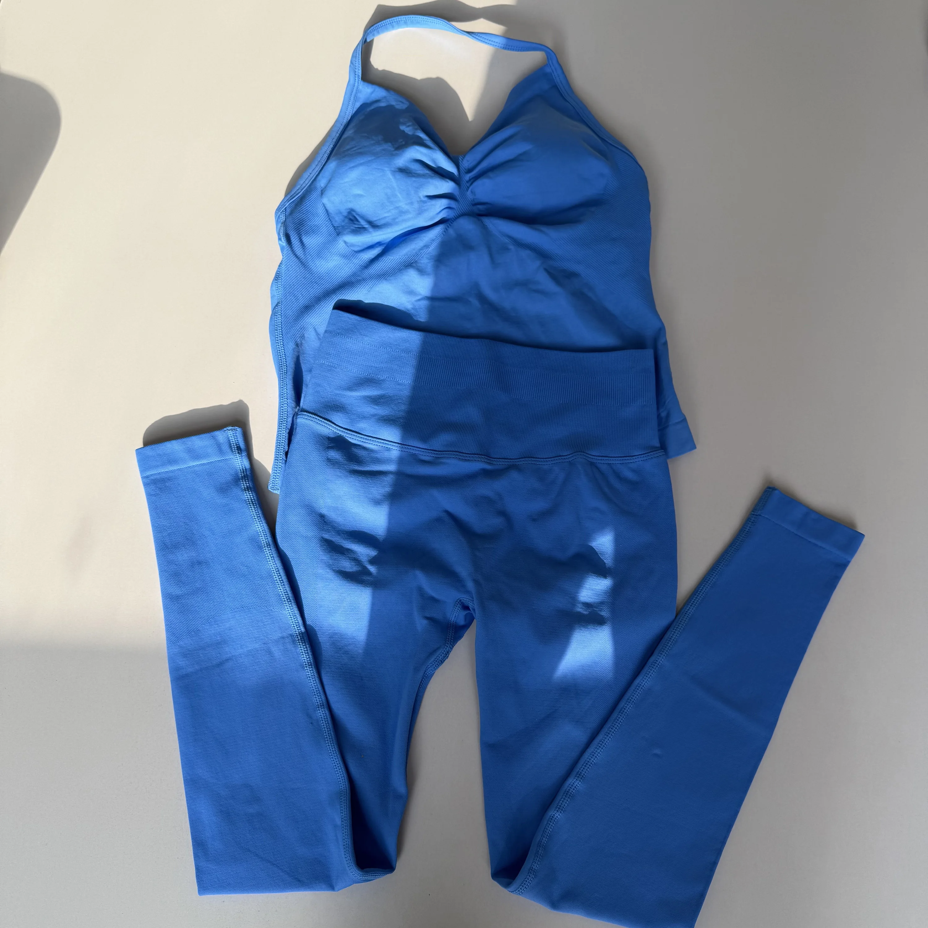 Conjunto de fitness con espalda bonita y cuello halter para mujer: almohadilla de sujetador de una pieza con pantalones de levantamiento de glúteos de cintura alta, ropa de yoga y entrenamiento