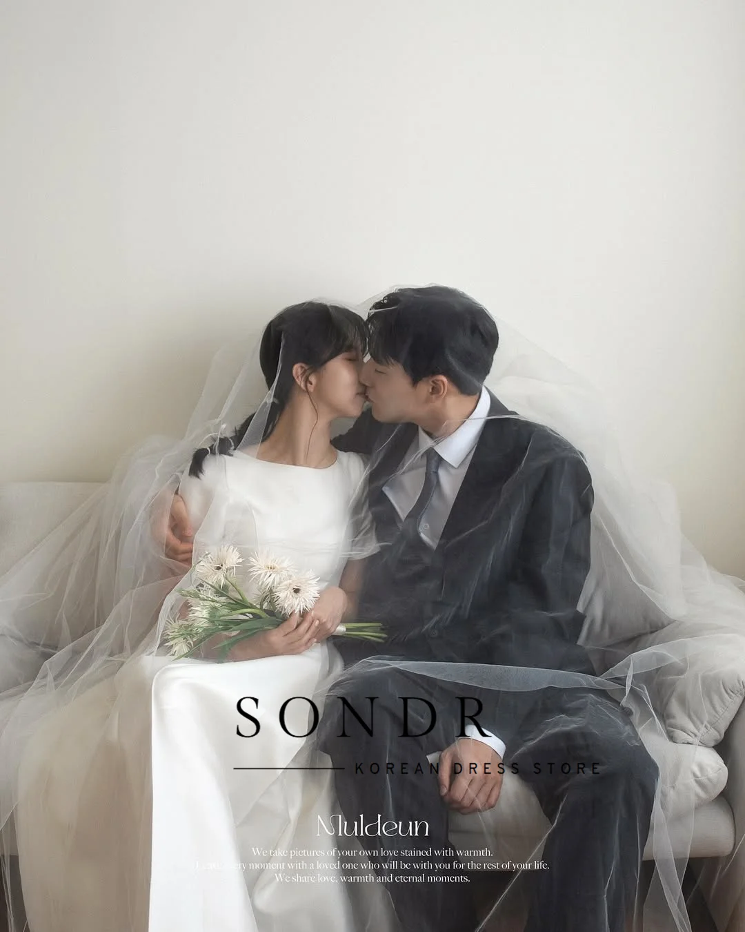 Sondr シンプルなサテン韓国のウェディングドレス スクープカラー 半袖 ブライダルガウン カスタマイズされた A ライン 写真撮影 セルフウェディングドレス