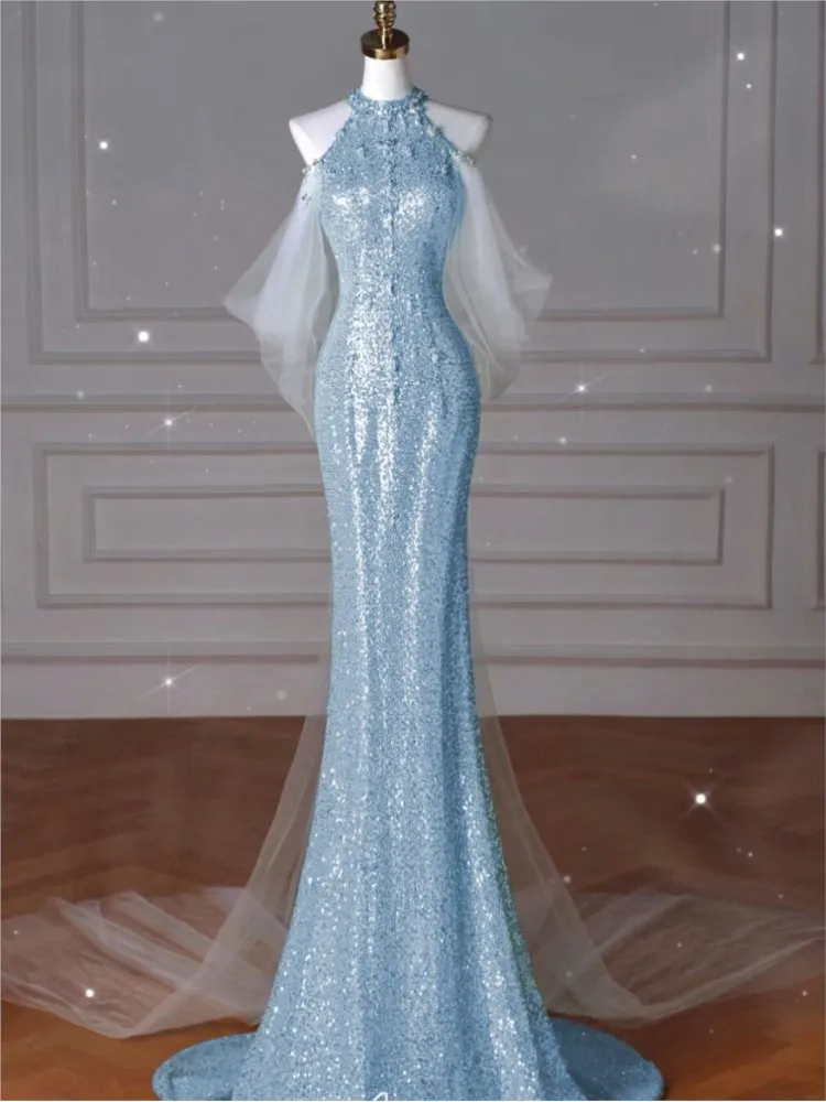 The blue host's neck-hung model walked runway toasted and beaded into a dress