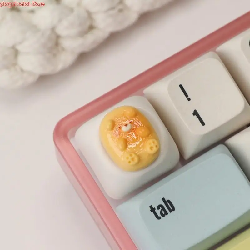 E8BA Resin ESC Keycap تتميز بتصميم الدب الكرتون ثلاثي الأبعاد للوحات المفاتيح الميكانيكية المريحة كتابة اللون الأصفر الوردي