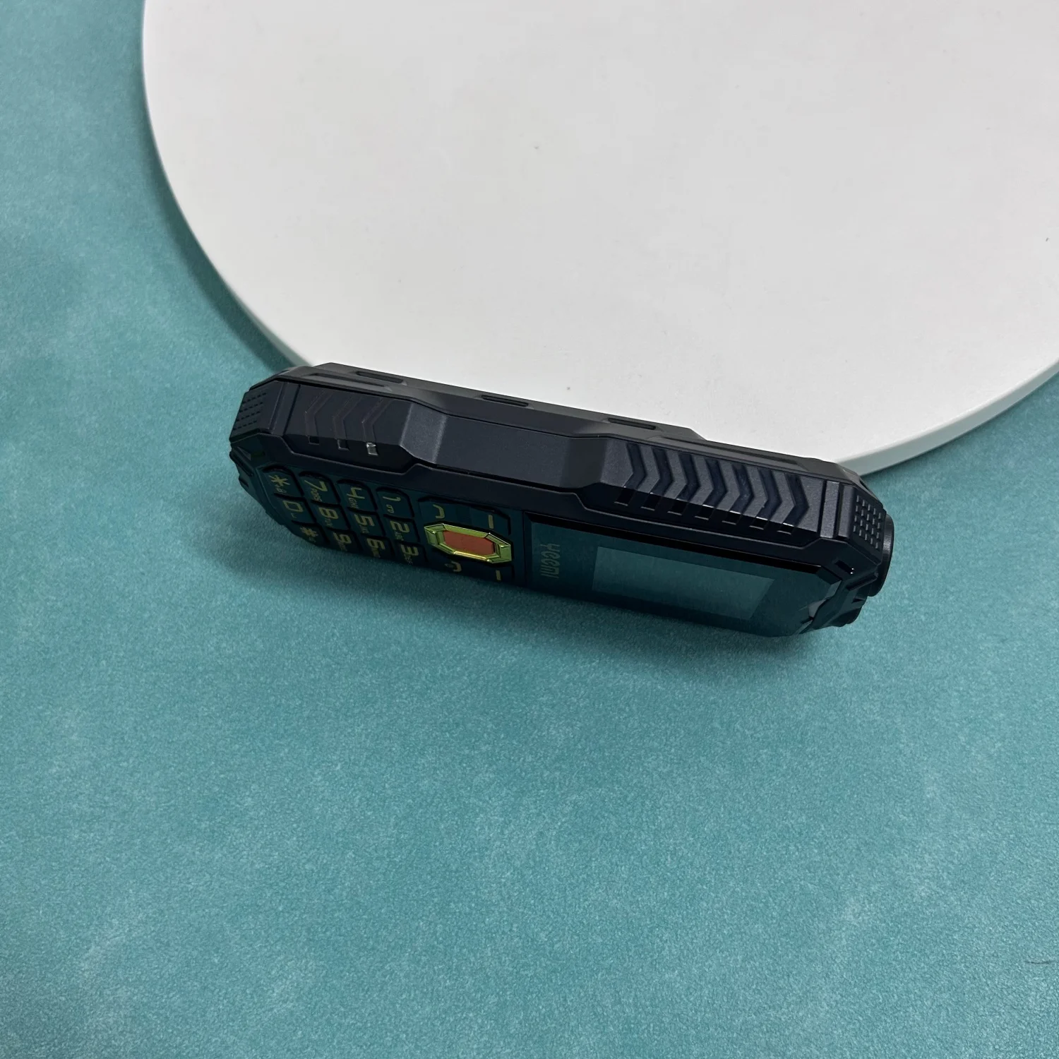 YEEMI Q7+ 4G Mobile Phone 2.4inches LTE Flashlight Waterproof Outdoor Cellphone Loud Speaker 2400mAh Big Battery For Elderly