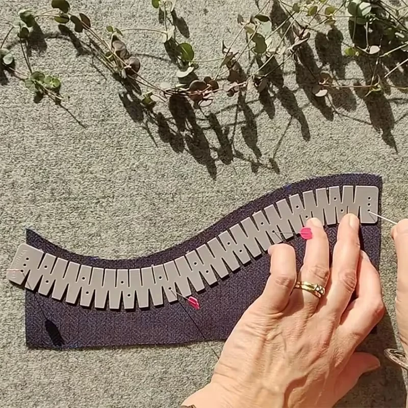 

1 шт. силиконовый гибкий швейный инструмент для подгибки края, линейка для подгибки, вспомогательный инструмент для шитья с отверстиями для разметки, подарок для любителей шитья