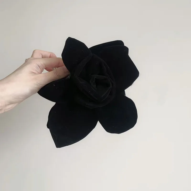 دبوس شعر أنيق باللون الأحمر المخملي على شكل وردة على شكل قرش للنساء، غطاء رأس بمخلب شعر مثالي لإكسسوارات شعر الفتيات المحبة للتجميل