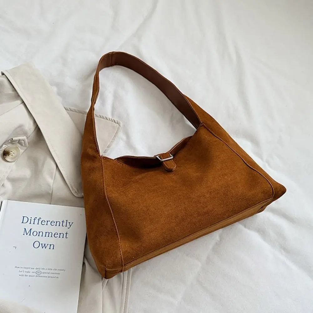 حقيبة يد من جلد الغزال على الطراز الكوري الحلو بلون سادة من جلد البولي يوريثان حقيبة يد ذات سعة كبيرة حقيبة حمل تحت الإبط للسفر