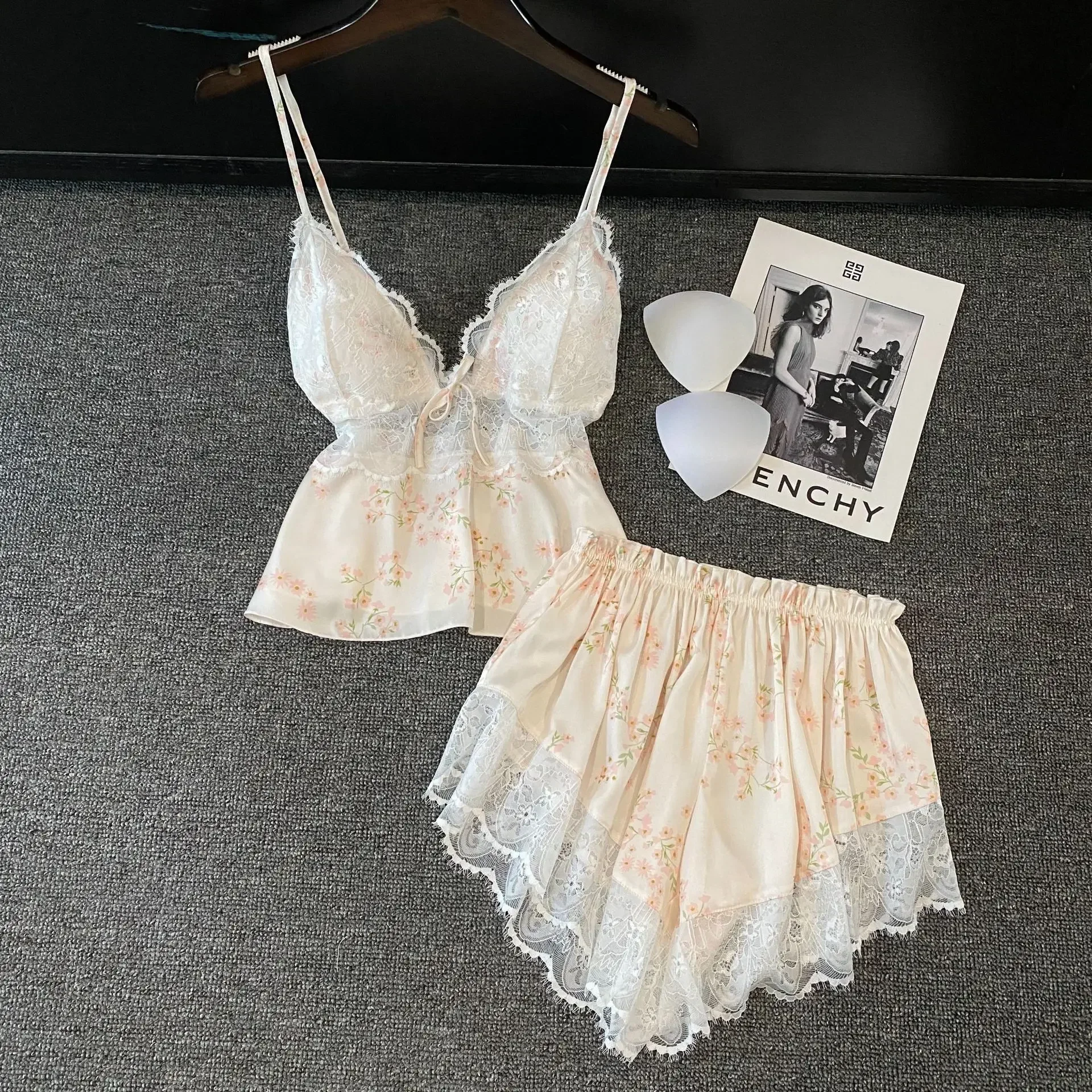 夏の女性のパジャマランジェリー 2 ピースレースパジャマセットセクシーなノースリーブパジャマスーツサテンサスペンダートップ & ショーツホームウェア