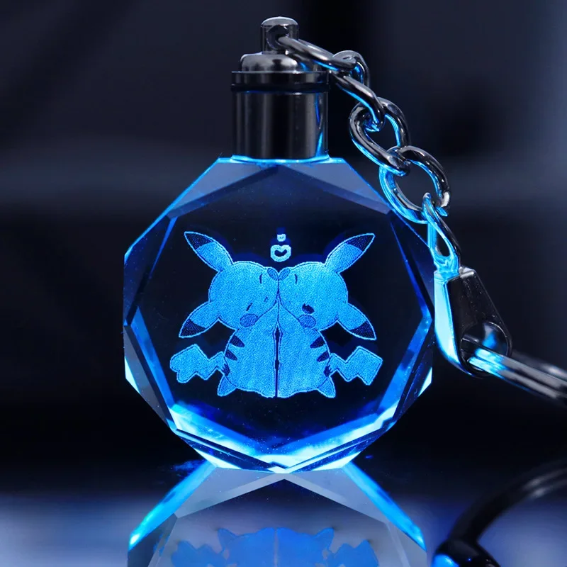 Anime Pokemon Bunte Kristall-Lampe Schlüsselanhänger Cartoon Pikachu Actionfiguren Glas-Anhänger Nachtlicht Schlüsselring Kette Spielzeug Geschenke