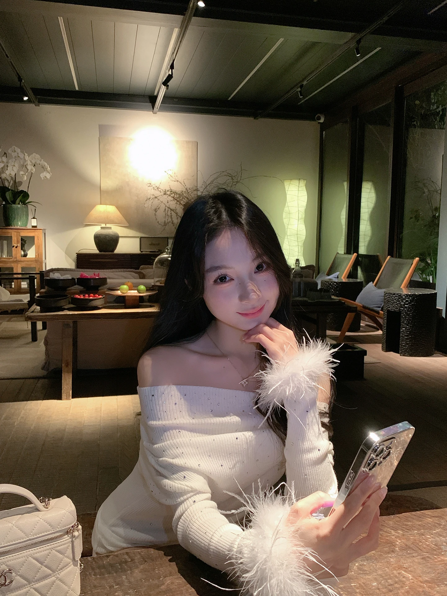 

Белый вязаный свитер с пайетками и перьями страуса на одно плечо, женский зимний топ с открытым плечом от ZhouYeye