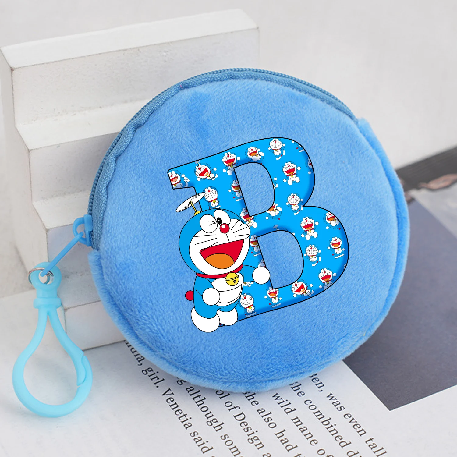 Doraemon monederos redondos de felpa A-Z bolsa de almacenamiento de letras lindo Anime azul Mini bolsa Kawaii dibujos animados impreso bolsa con cremallera nuevo regalo para niños