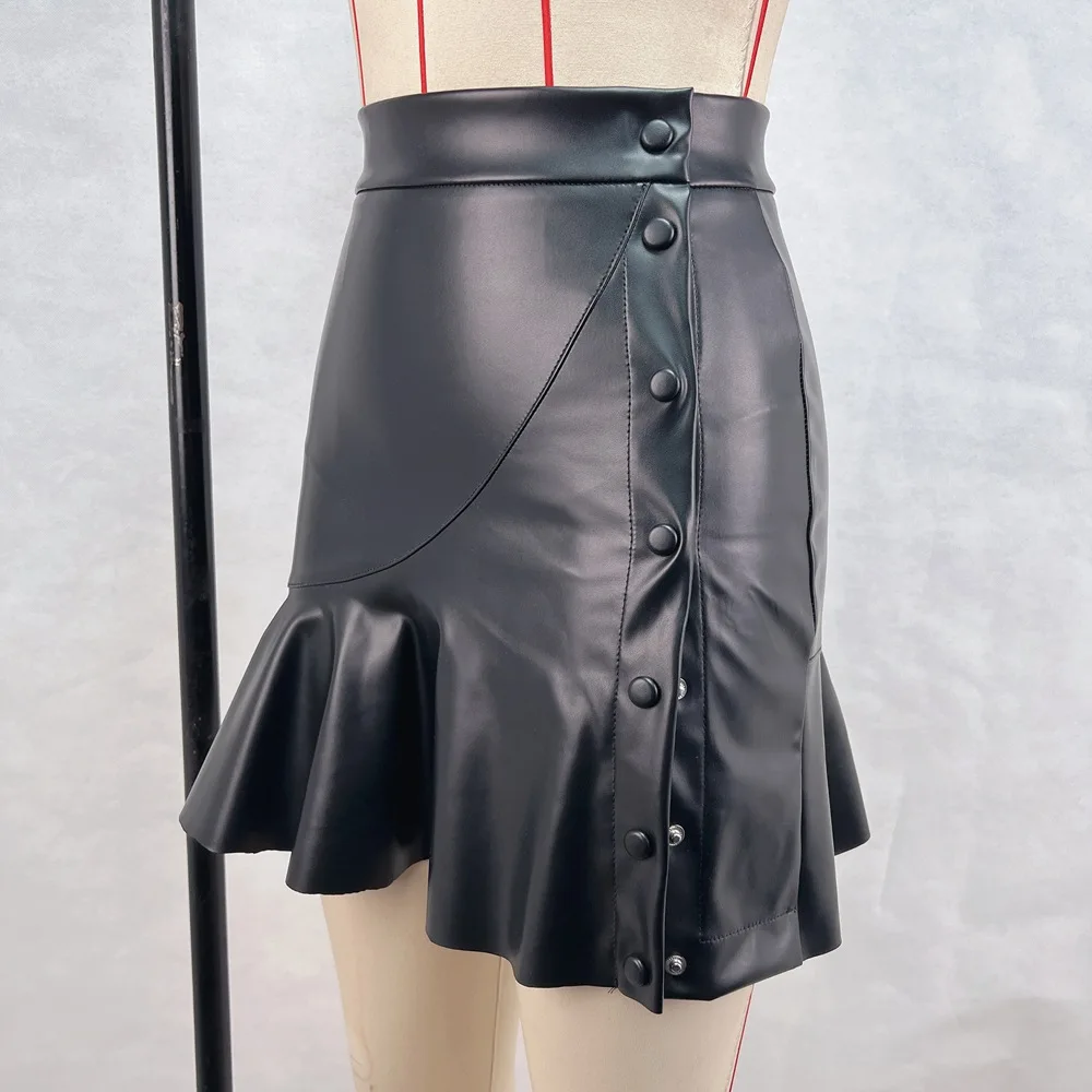 SKMY Damska Spódnica Skórzana Mini na Jesień Zimę 2025, Nowa Modna, Asymetryczna, z Falbankami, Patchworkiem, Guzikami i Rozcięciem, w Stylu Spicy Girls
