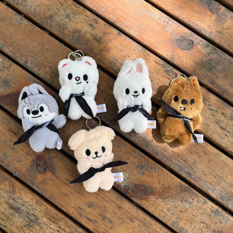 جديد StrayKids كيب شال ألعاب من نسيج مخملي دمية لطيف المفاتيح على ظهره قلادة SKZOO Bbokari Wolfchan تذكارية هدية العيد
