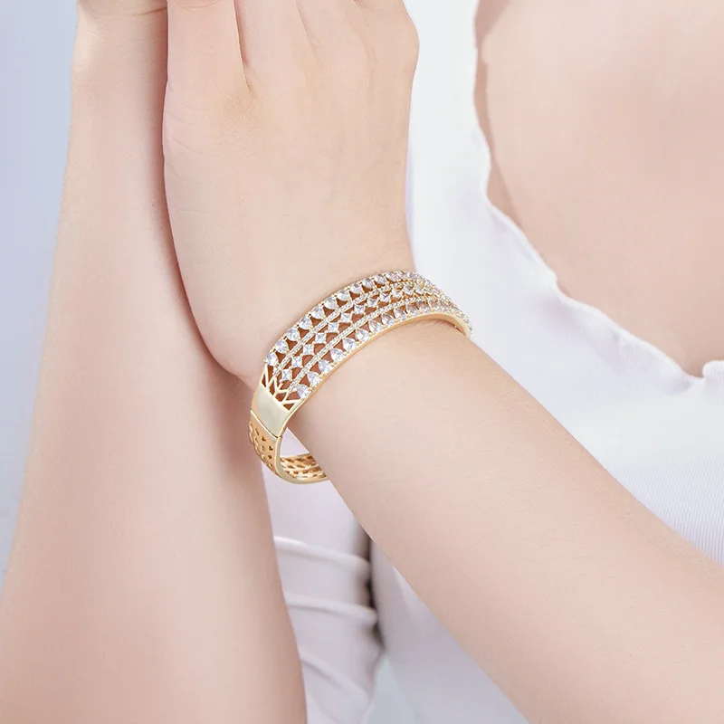 سوار من سبائك النحاس على الطراز الأوروبي والأمريكي مطلي بالذهب عيار 14 قيراط، مرصع بالزركون - بسيط وعصري وجريء وفريد من نوعه