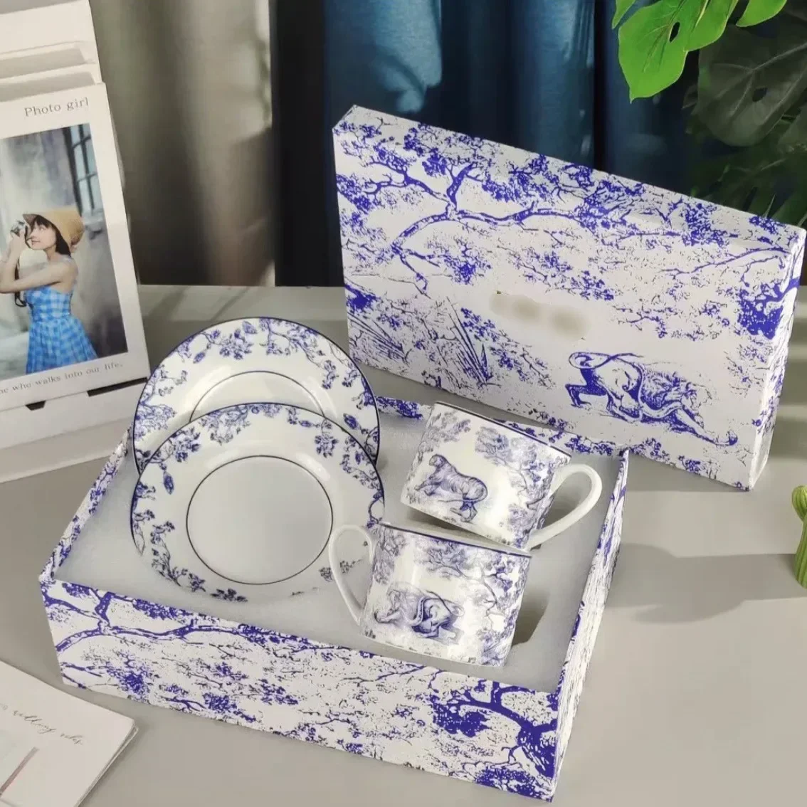 

2025 Series Red, Blue, Gray Animal Images Bone Porcelain Coffee Cup Plate European Luxury Afternoon Tea Cup Gift Box Set