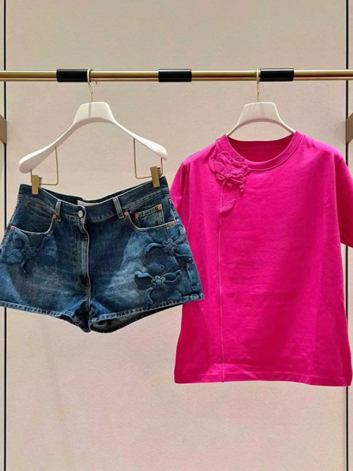 

Комплект из джинсов прямого кроя с 3D-цветочным принтом и футболки для женщин: летний повседневный модный комплект из двух предметов