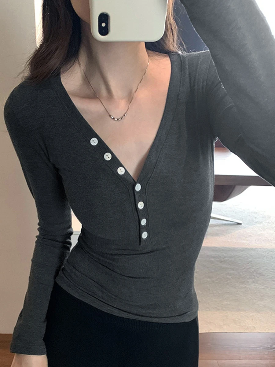 

Серые футболки с v-образным вырезом и длинными рукавами на пуговицах, женские осенние новые мягкие повседневные шикарные тонкие топы, винтажные футболки в консервативном стиле, топы Y2K