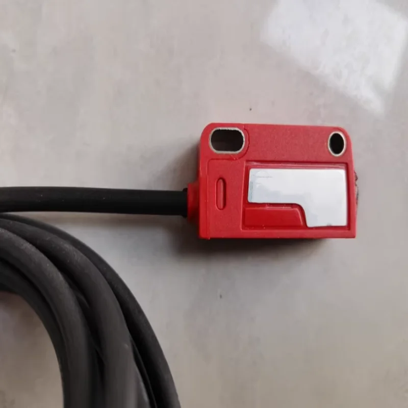 العلامة التجارية الجديدة الأصلي الكهروضوئية التبديل HRTR 3B/6.7 50107240 HT3C/2N HT3C/4P HT3CL1/4P HT3CL2/2N HT3C/6G-M8 HT3C.V/4P #1