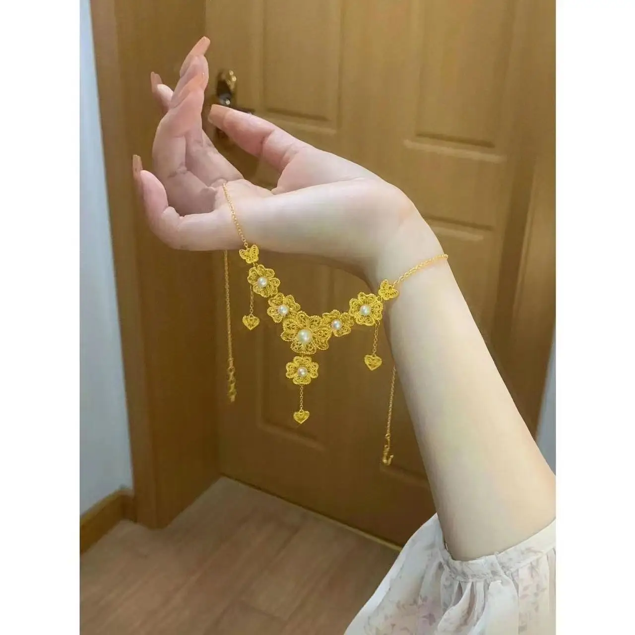 

Позолоченное колье с ажурным цветочным узором в стиле Xiaohong с жемчугом: элегантный, модный, изысканный и роскошный дизайн, цепочка на ключицу для женщин