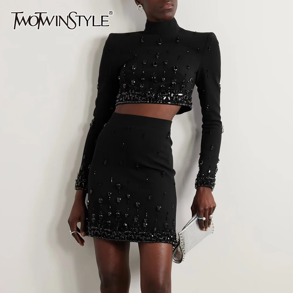 

TWOTWINSTYLE комплект из двух предметов для женщин, воротник-стойка, длинный рукав, топ с бриллиантами, высокая талия, лоскутная юбка на молнии, женская новинка