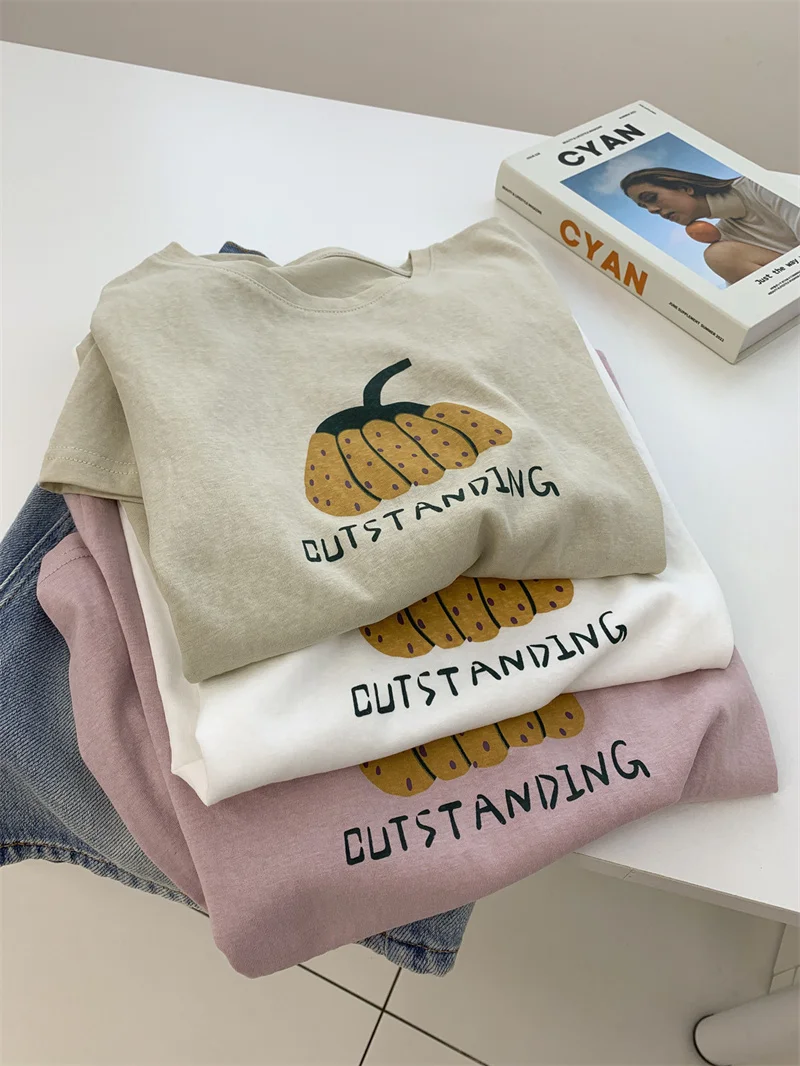 

Женская футболка с круглым вырезом и короткими рукавами в американском ретро-стиле с принтом тыквы, летняя, свободного кроя, универсальная, с принтом, омолаживающая образ.