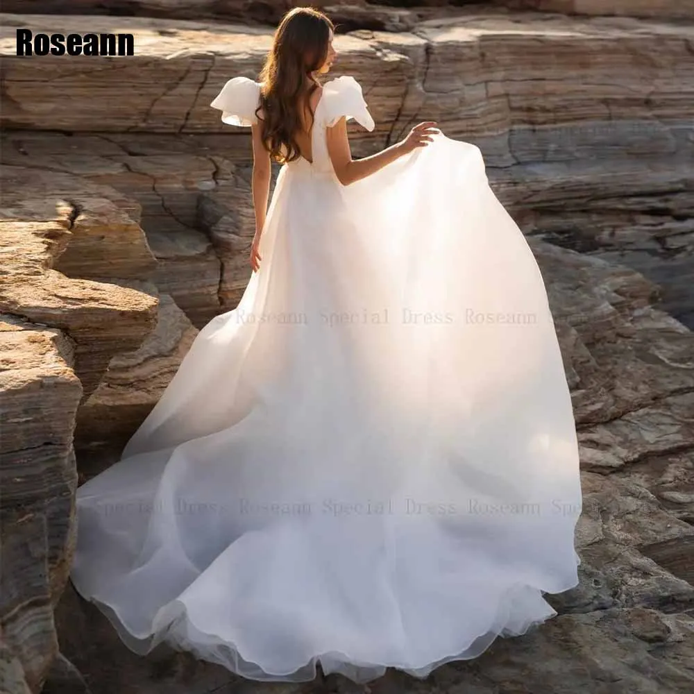 Moda personalizada 2026 novo vestido de casamento linha a com decote em v aberto volta drapeado plissado tule sem mangas vestidos de noiva robe de mariée