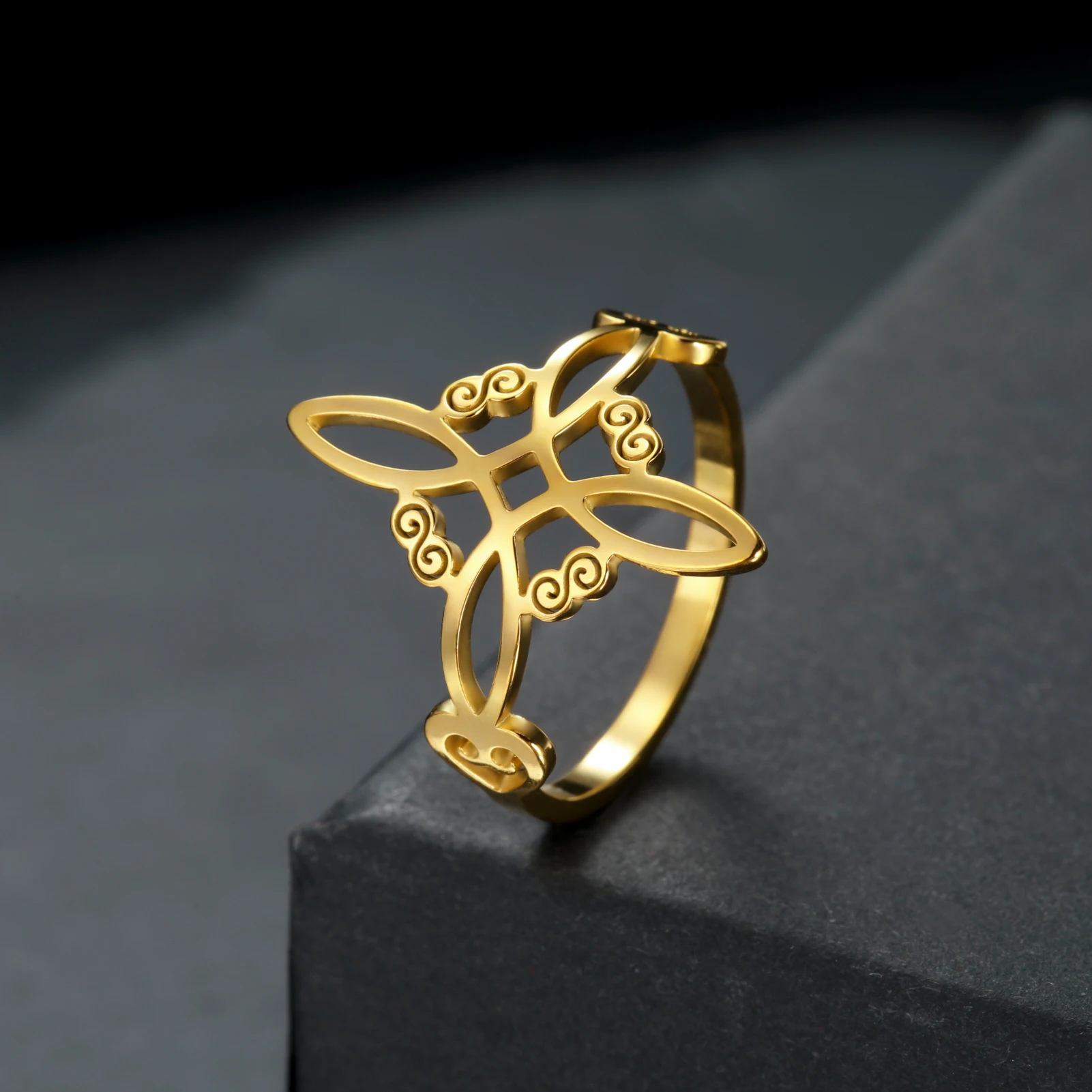 Anillo de nudo de bruja retro de acero inoxidable para mujer, amuleto de nudo celta ahuecado, símbolo de buena suerte, joyería para pareja, regalo de vacaciones