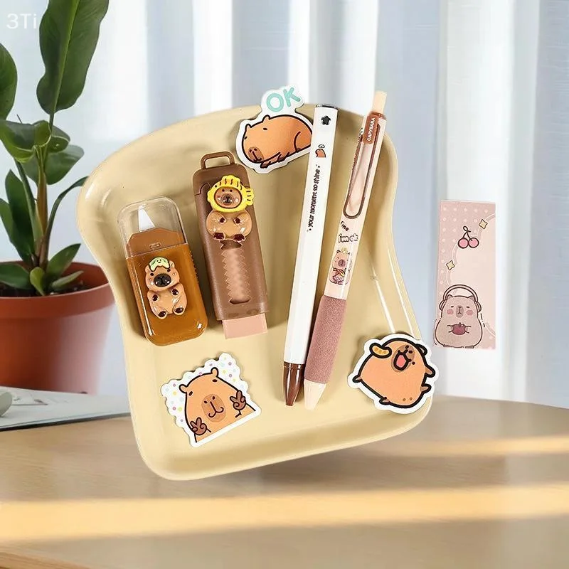 مجموعة أدوات تعليمية مع رسم توضيحي كرتوني كابيبارا؛ أساسيات المدرسة مزينة برسوم كارتونية كابيبارا الرائعة.