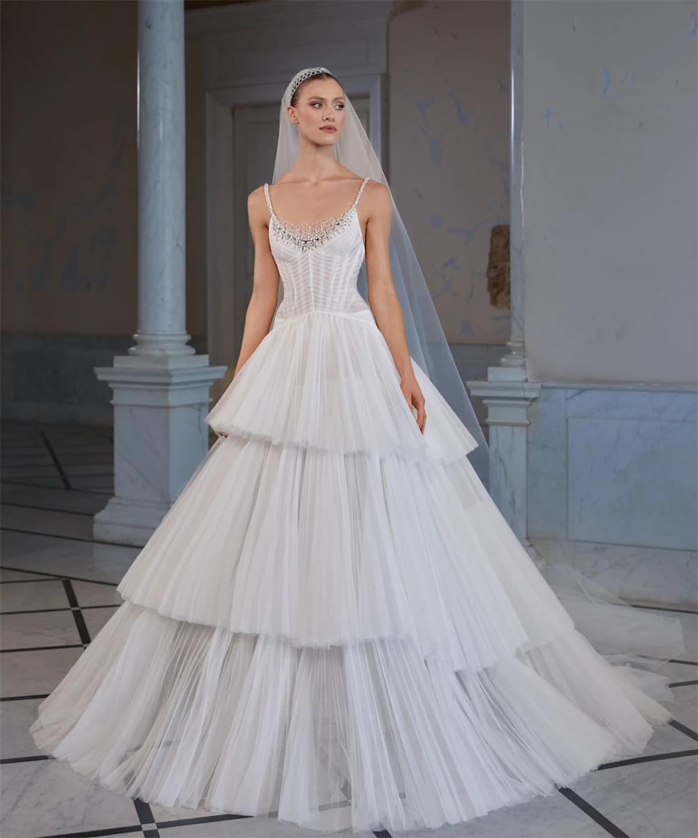 فستان حفلة موسيقية فاخر من التول الأبيض مخصص رائع بدون حمالات بدون أكمام فستان سهرة ناعم ذيل محكمة فساتين مناسبة خاصة