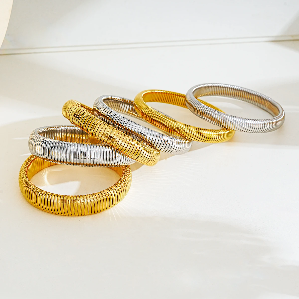 Classic style thick snake-shaped bracelet. 14K electroplated gold non-fading stainless steel telescopic bracelet for women