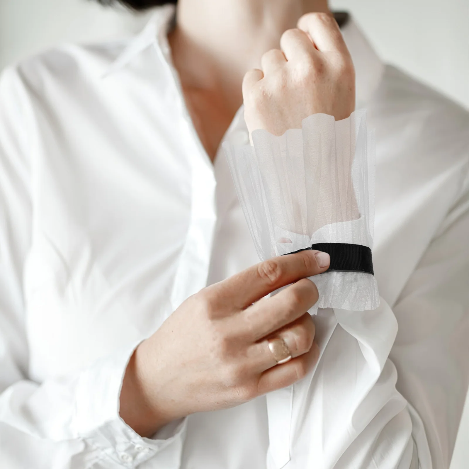 

1Pair Ethereal Mesh Pleated Faux Sleeves Pearl Embellished Breathable Polyester Detachable Cuffs Vintage Design Special