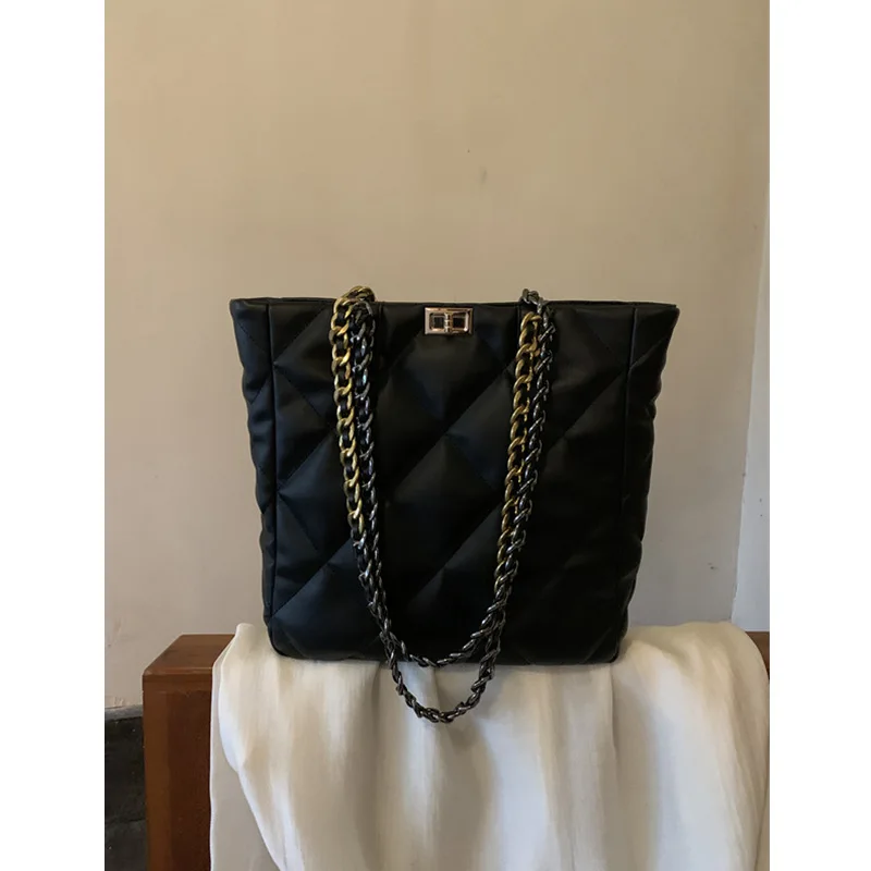 Featuring a unique and luxurious South Wind Tote Bag for Women with Large Capacity Autumn/Winter Commuting Chain Shoulder Bag