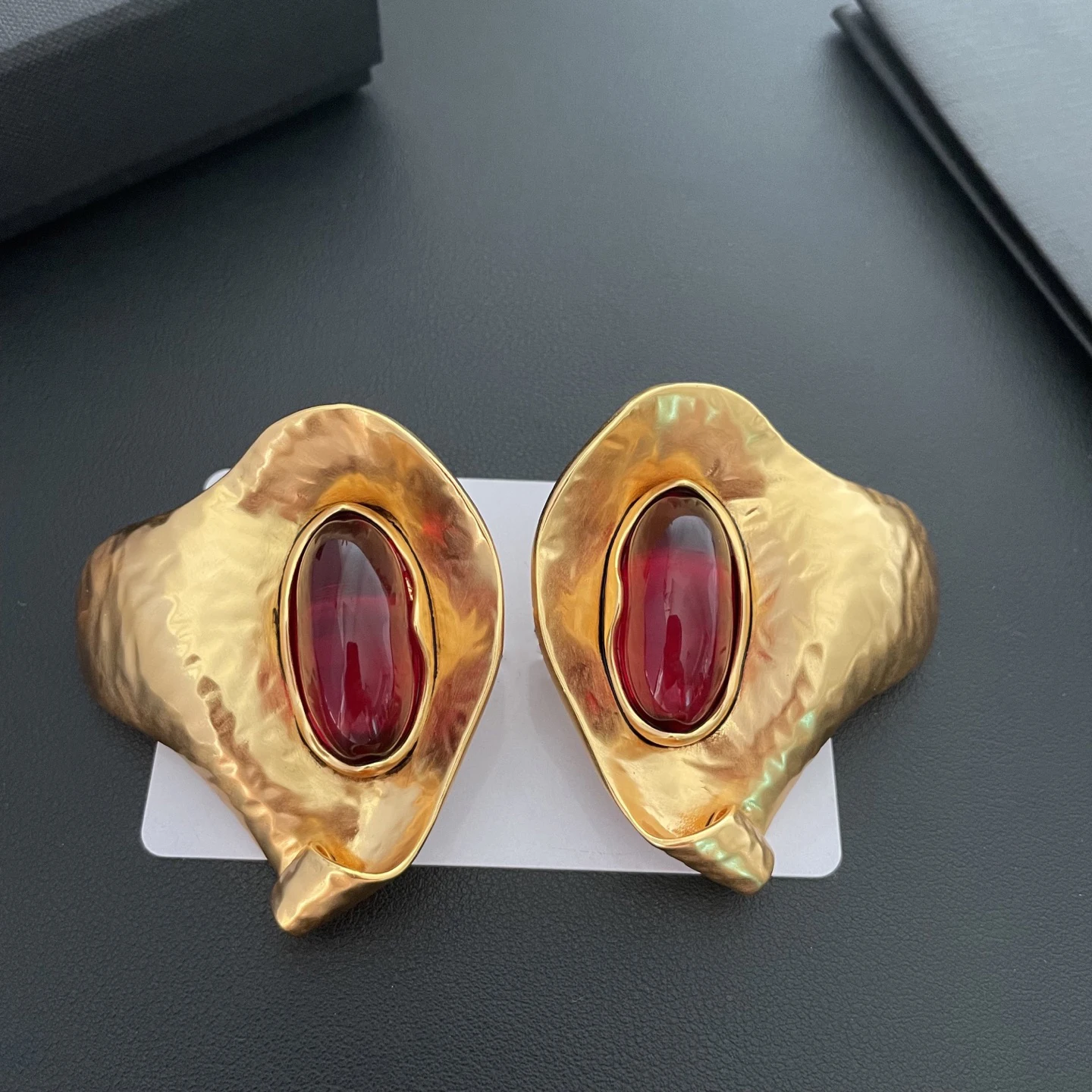 2026 Europe Designer Brand Retro Ear Clip Green Red Irregular Crystal Earrings Woman Luxury Jewelry
